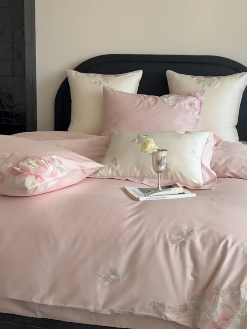 91家纺网 家纺一手货源 找家纺 鹿班家居 2025春夏款100S长绒棉精密刺绣-甜郁季风【标准会员-20元】 甜郁季风-粉色