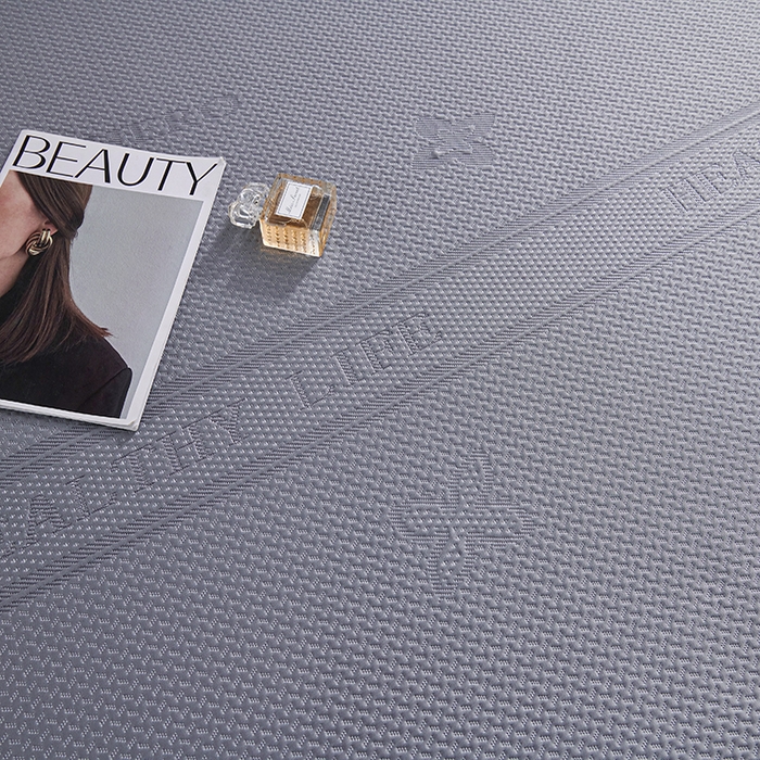 91家纺网 家纺一手货源 找家纺 青雅席业 2025年新款7A抗菌母婴级纯乙纶PE刺绣凉感丝豆豆席床笠款 四叶花-灰