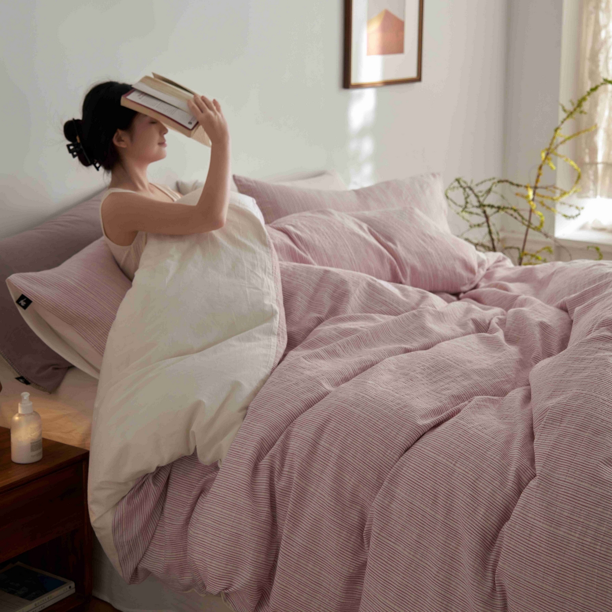 91家纺网 家纺一手货源 找家纺 安莱生活 2025新款60s色织大提花秘境条纹四件套系列 藕粉混条