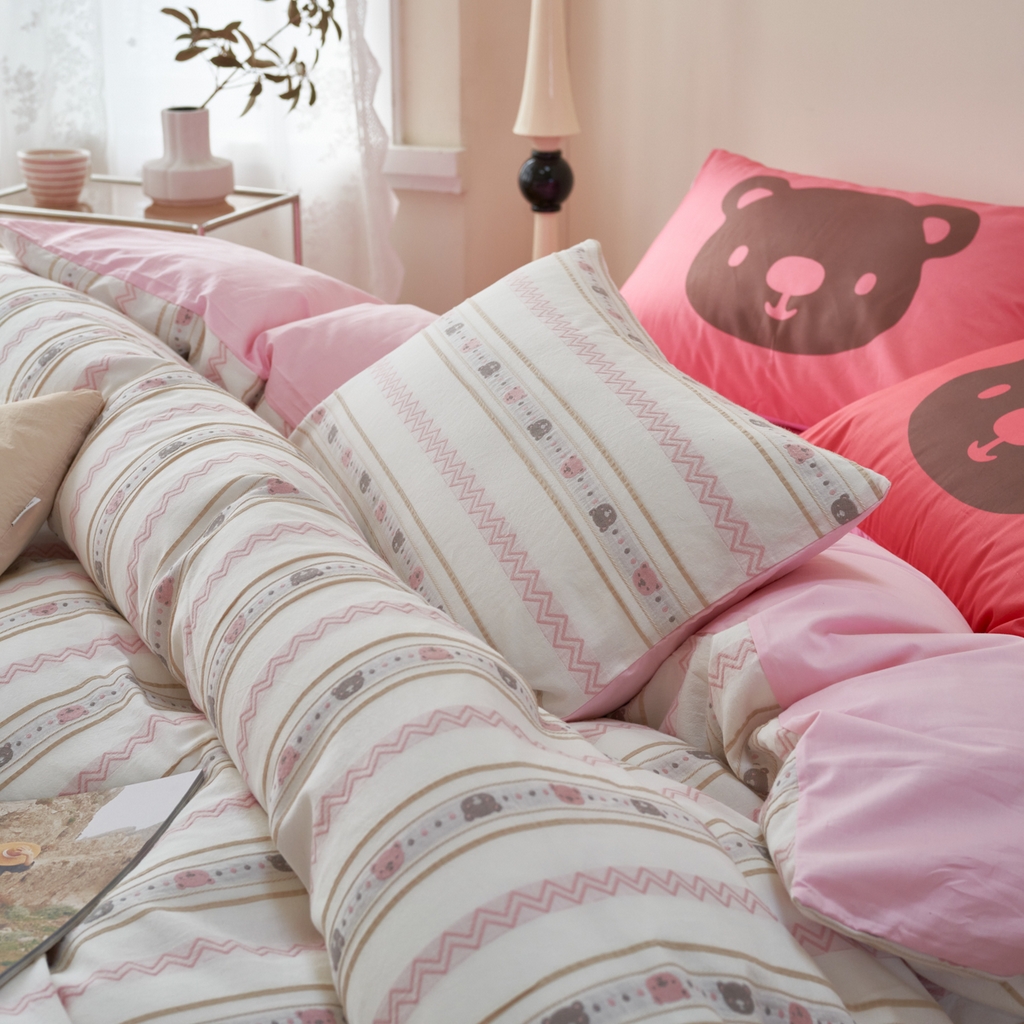 91家纺网 家纺一手货源 找家纺 金丝鸟家纺 2025新款专版全棉三层纱提花四件套波纹小熊系列 波纹小熊粉