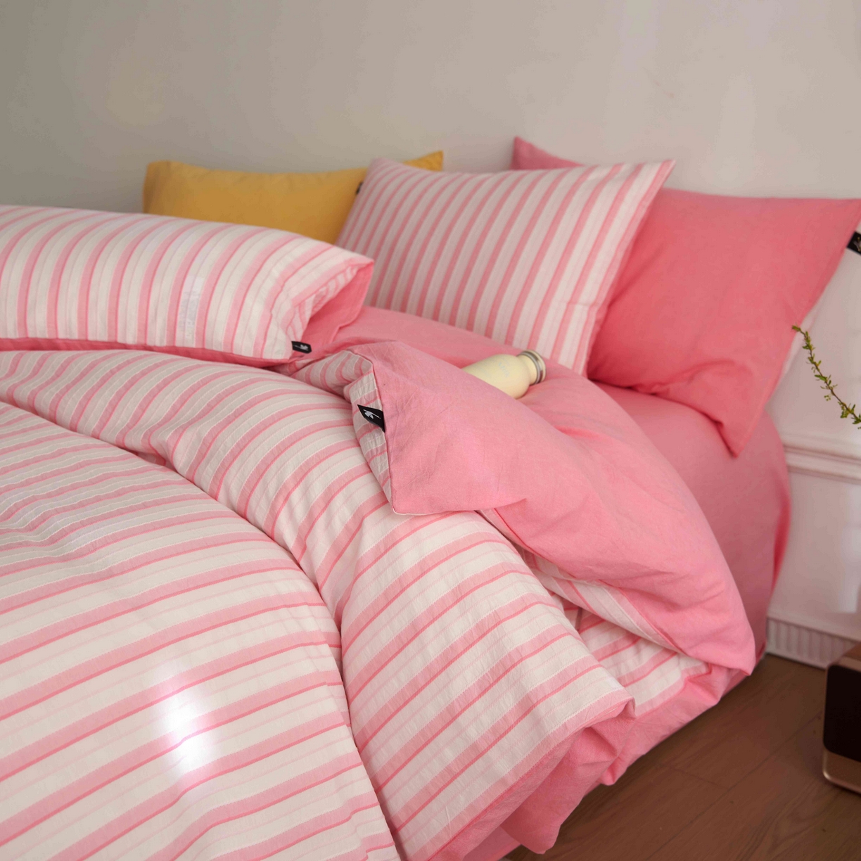 91家纺网 家纺一手货源 找家纺 安莱生活 2025新款60s色织大提花秘境条纹四件套系列 桃粉混条