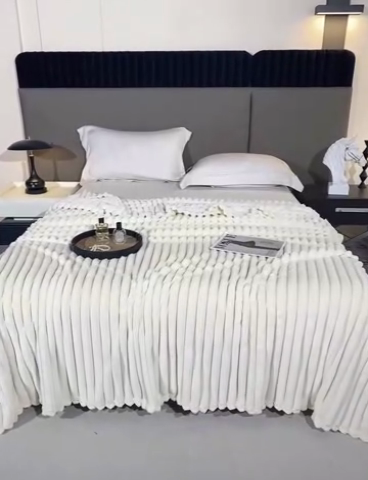 91家纺网 家纺一手货源 找家纺 一帆毯业 跨境外贸2025新款仿兔毛宽抽条牛奶绒盖毯 抽条白色