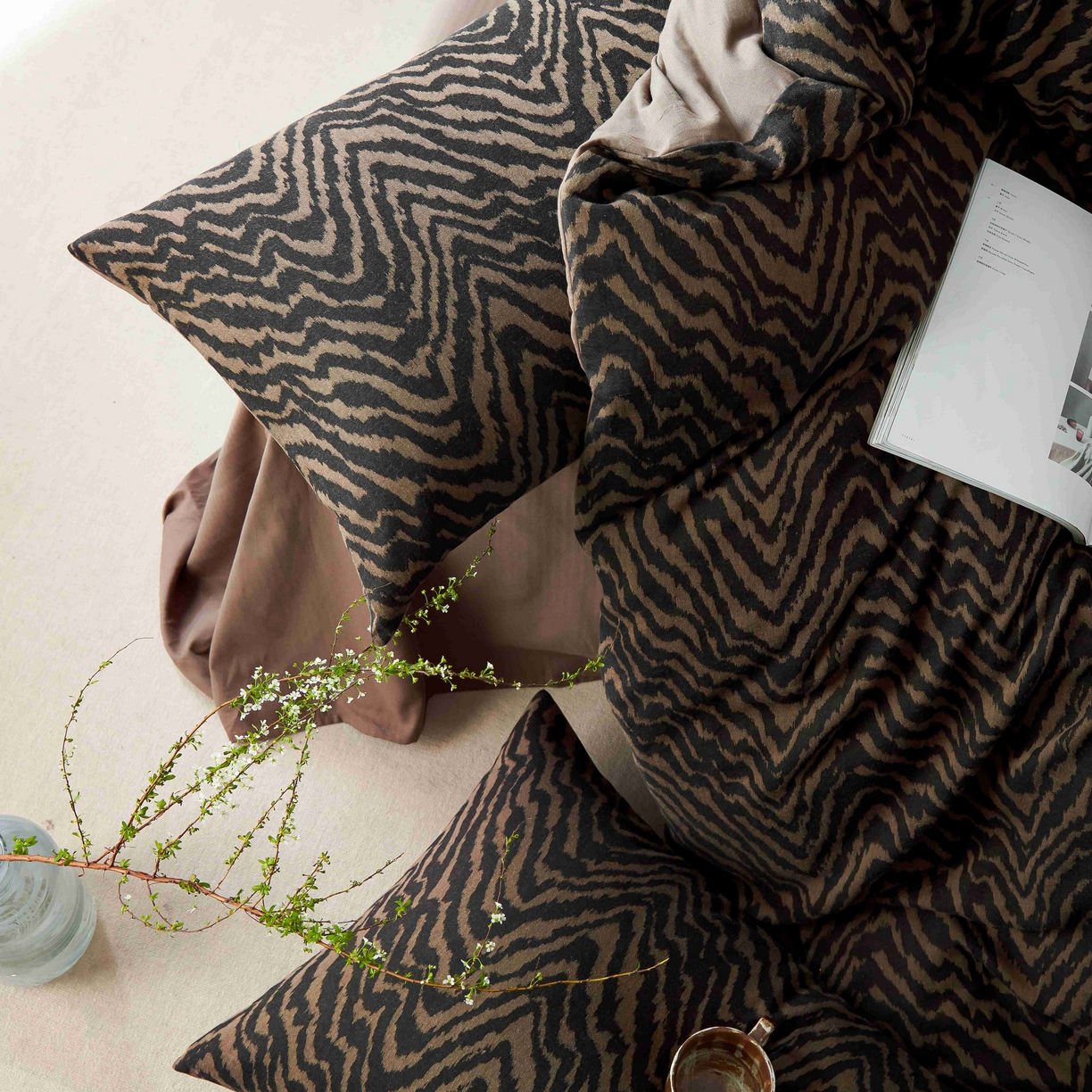 91家纺网 家纺一手货源 找家纺 安莱生活 2025年全棉色织人字纹提花三系列四件套 尤里-黑