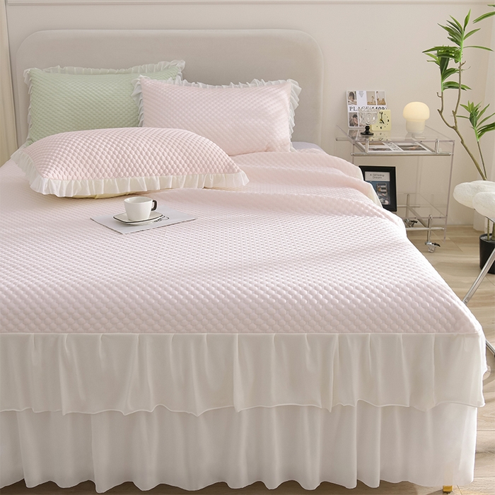 91家纺网 家纺一手货源 找家纺 赛丽雅 2025爆款A类凉感豆豆凉席三件套床裙款冰丝软席子床笠款凉席 粉玉