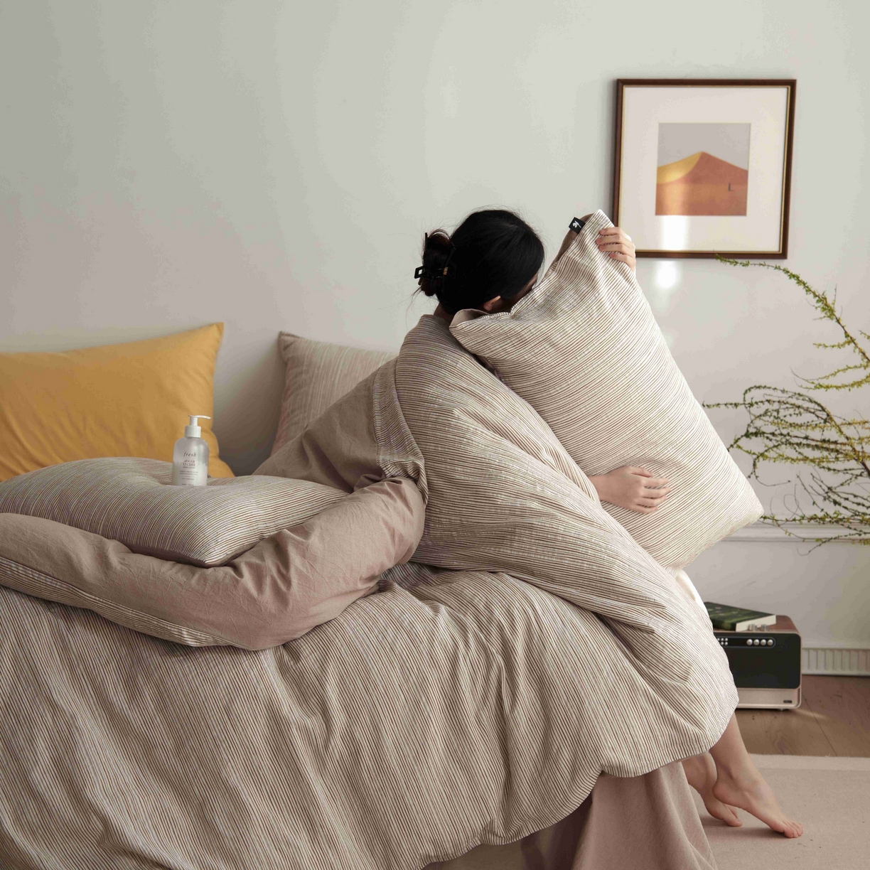 91家纺网 家纺一手货源 找家纺 安莱生活 2025新款60s色织大提花秘境条纹四件套系列 卡其混条