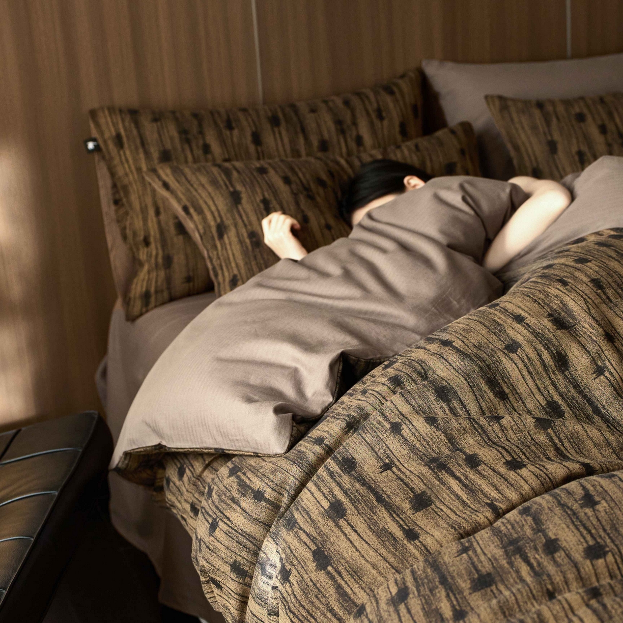 91家纺网 家纺一手货源 找家纺 安莱生活 2025年全棉色织人字纹提花三系列四件套 米兰迪-咖