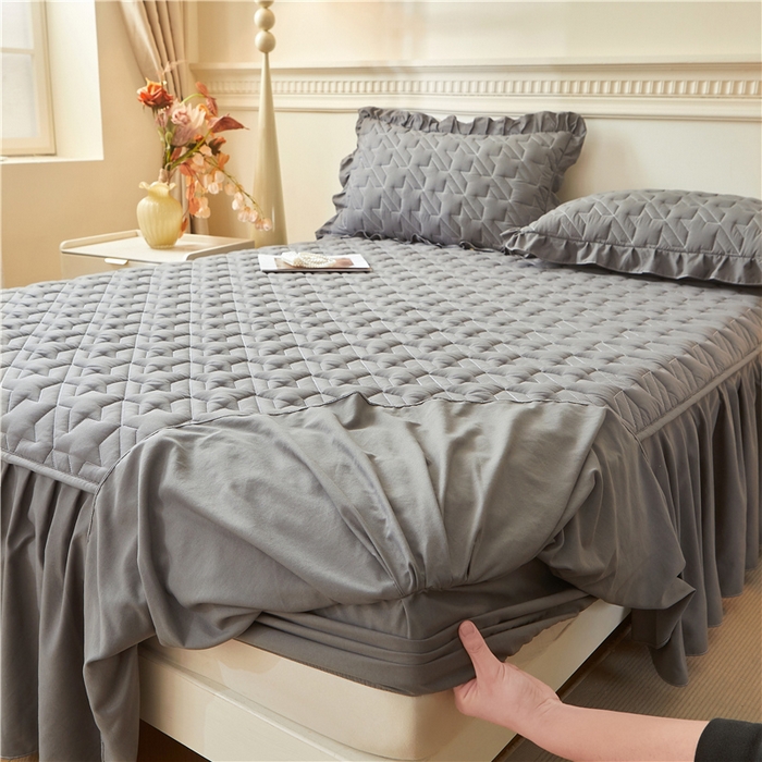 91家纺网 家纺一手货源 找家纺 十个点家纺 2025新款千鸟格磨毛绗缝夹棉纯色花边床裙三件套 经典深灰