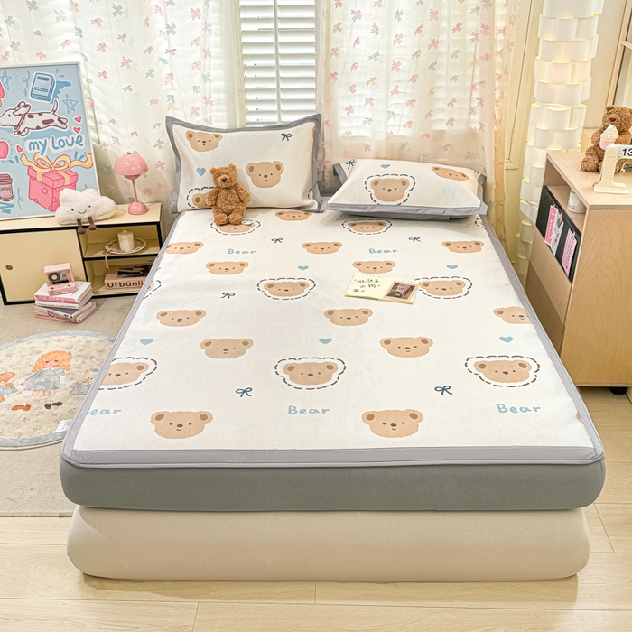 91家纺网 家纺一手货源 找家纺 2025新款小清新数码印花床笠款冰藤席 床笠咕噜小熊