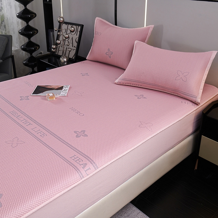 91家纺网 家纺一手货源 找家纺 青雅席业 2025年新款7A抗菌母婴级纯乙纶PE刺绣凉感丝豆豆席床笠款 四叶花-粉