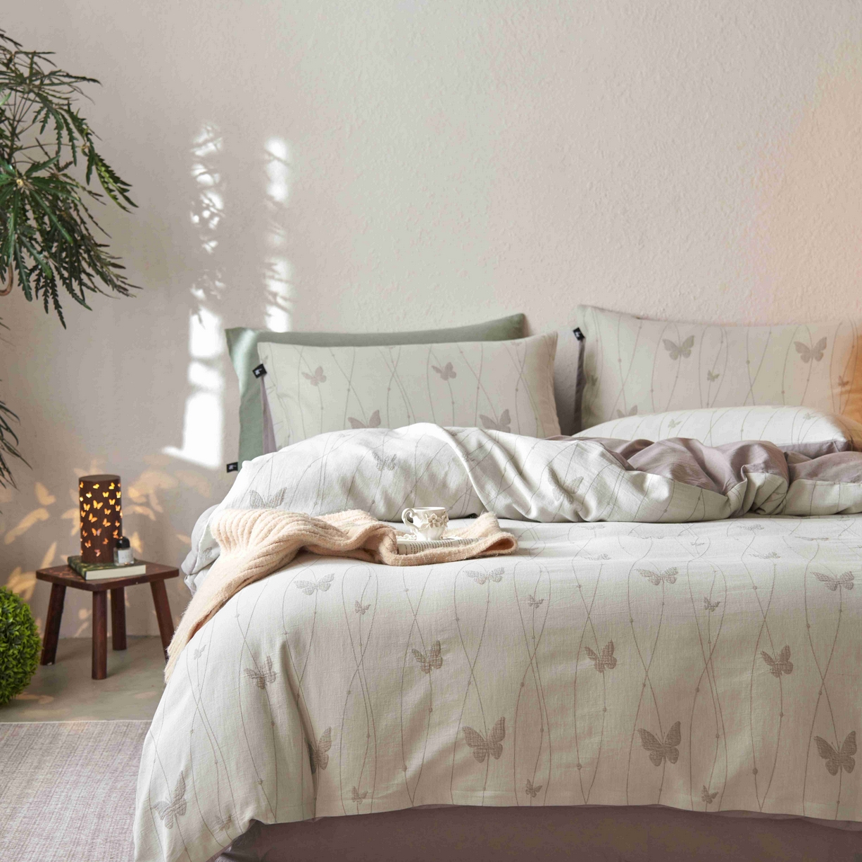 91家纺网 家纺一手货源 找家纺 安莱生活 2025新款60s双层纱色织大提花蝶舞翩翩四件套系列 蝶舞翩翩-银灰