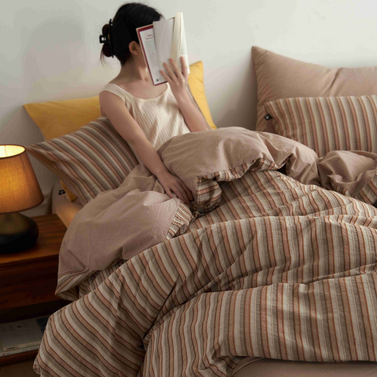 91家纺网 家纺一手货源 找家纺 安莱生活 2025新款60s色织大提花秘境条纹四件套系列 卡其宽条