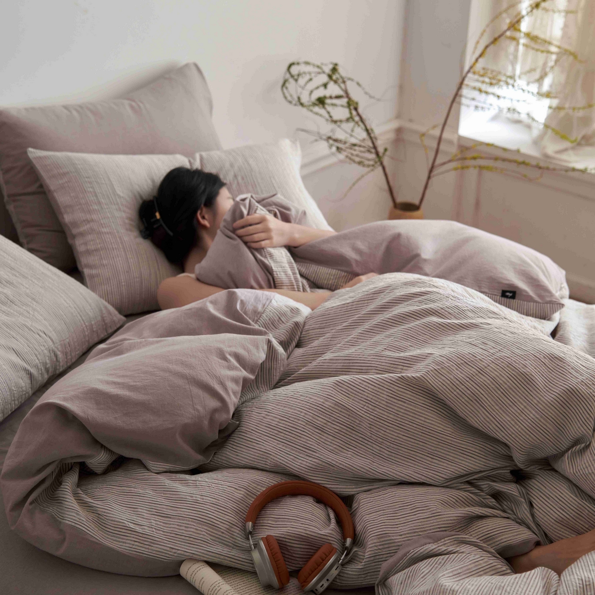 91家纺网 家纺一手货源 找家纺 安莱生活 2025新款60s色织大提花秘境条纹四件套系列 银灰混条