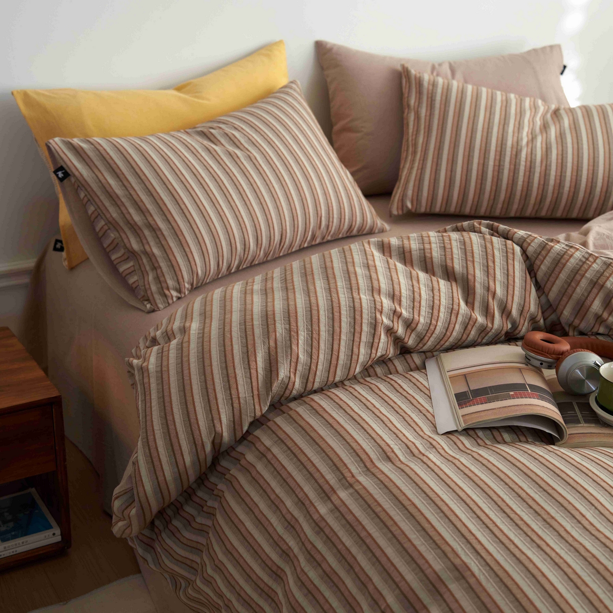 91家纺网 家纺一手货源 找家纺 安莱生活 2025新款60s色织大提花秘境条纹四件套系列 卡其宽条