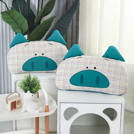 91家纺网 家纺一手货源 找家纺 明星枕业 2025新款 儿童卡通荞麦枕全棉水洗棉枕头幼儿园宝宝枕芯 猪小胖湖蓝30*50+-2cm