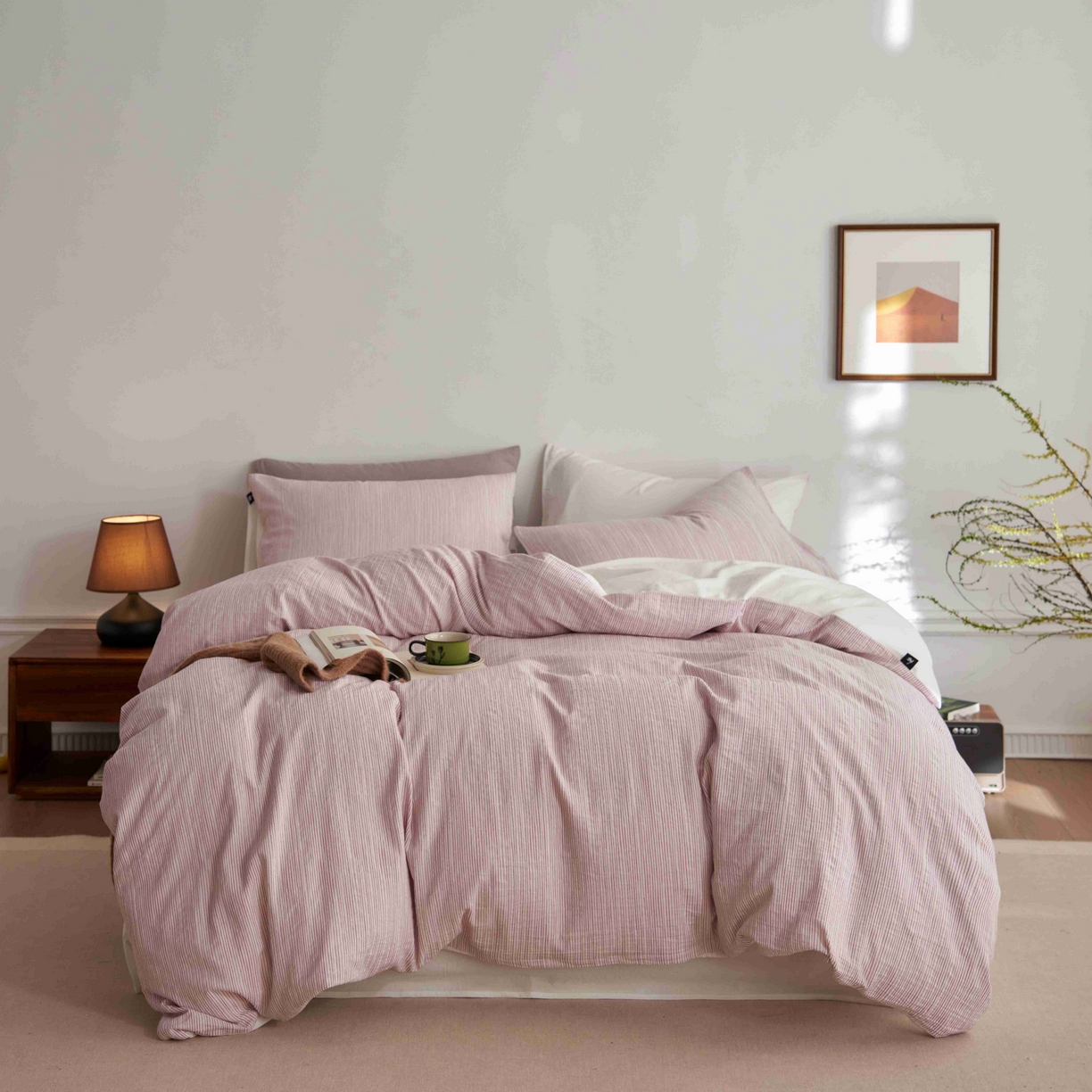 91家纺网 家纺一手货源 找家纺 安莱生活 2025新款60s色织大提花秘境条纹四件套系列 藕粉混条