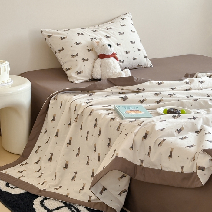 91家纺网 家纺一手货源 找家纺 大彩家居 2025新款全棉有氧水洗纱布夏被夏凉被 腊肠狗