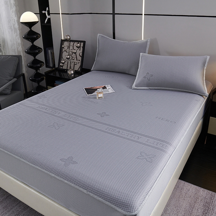 91家纺网 家纺一手货源 找家纺 青雅席业 2025年新款7A抗菌母婴级纯乙纶PE刺绣凉感丝豆豆席床笠款 四叶花-灰