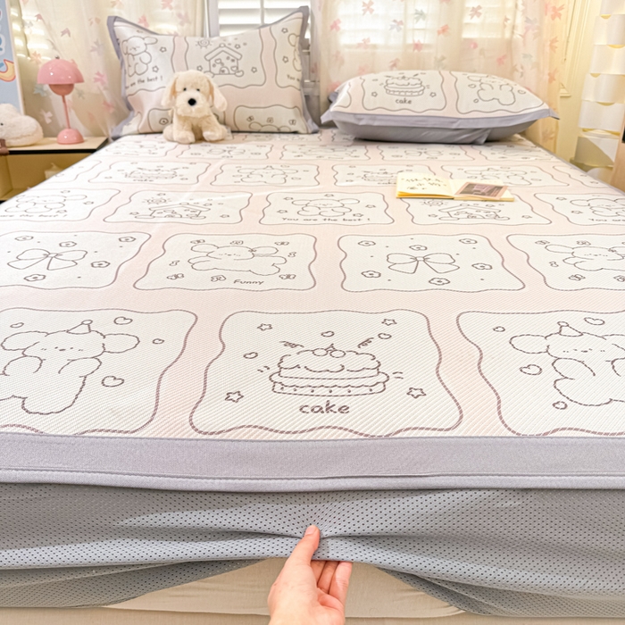 91家纺网 家纺一手货源 找家纺 2025新款小清新数码印花床笠款冰藤席 床笠狗仔甜蜜