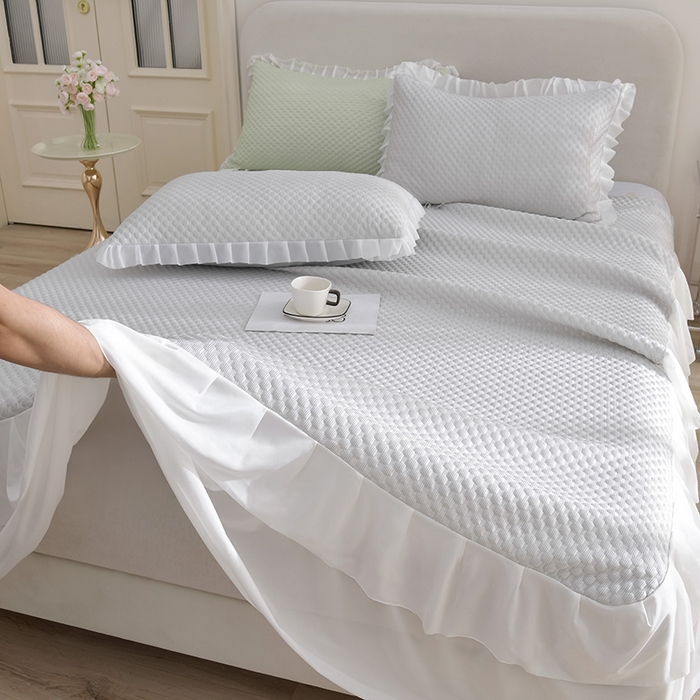 91家纺网 家纺一手货源 找家纺 赛丽雅 2025爆款A类凉感豆豆凉席三件套床裙款冰丝软席子床笠款凉席 浅灰