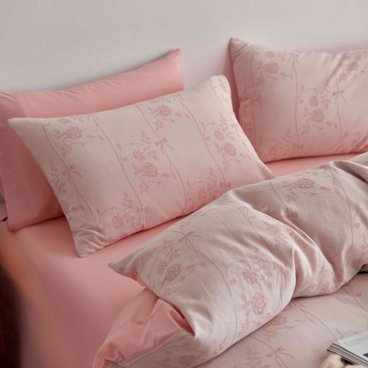 91家纺网 家纺一手货源 找家纺 安莱生活 2025新款60s双层纱色织大提花枝上玫瑰四件套系列 枝上玫瑰-嫩粉