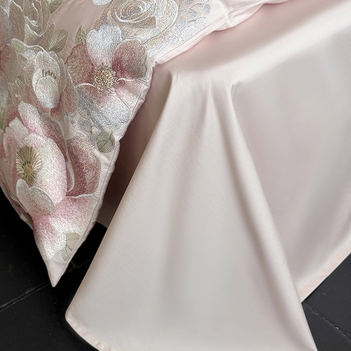 91家纺网 家纺一手货源 找家纺 鹿班家居 2025春夏款100S长绒棉精密刺绣-甜郁季风【标准会员-20元】 甜郁季风-粉色