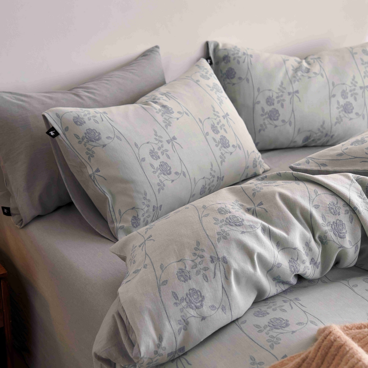 91家纺网 家纺一手货源 找家纺 安莱生活 2025新款60s双层纱色织大提花枝上玫瑰四件套系列 枝上玫瑰-浅蓝