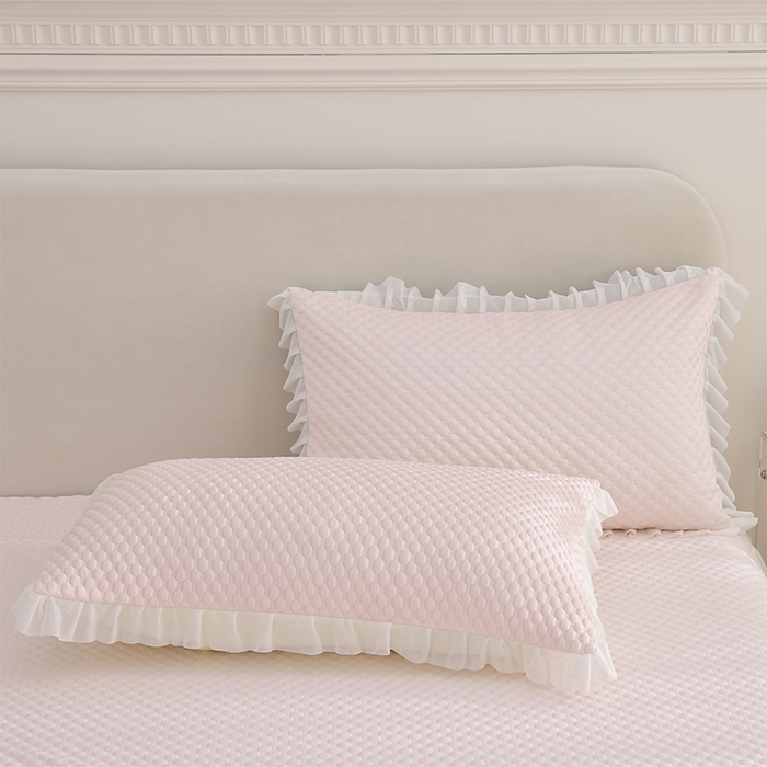 91家纺网 家纺一手货源 找家纺 赛丽雅 2025爆款A类凉感豆豆凉席三件套床裙款冰丝软席子床笠款凉席 粉玉