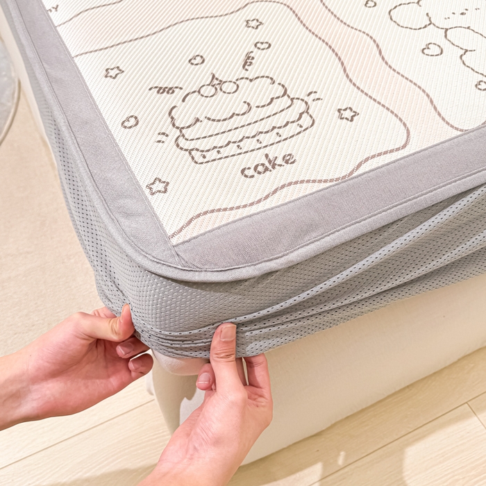 91家纺网 家纺一手货源 找家纺 2025新款小清新数码印花床笠款冰藤席 床笠狗仔甜蜜