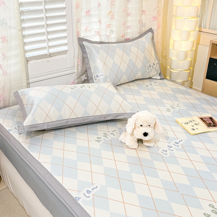 91家纺网 家纺一手货源 找家纺 2025新款小清新数码印花床笠款冰藤席 床笠方阔天气