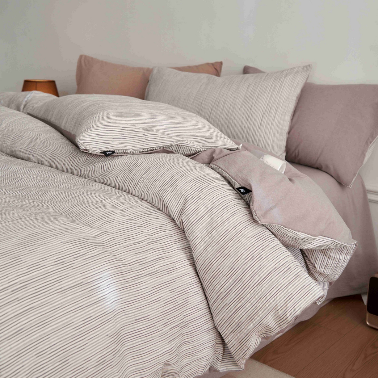 91家纺网 家纺一手货源 找家纺 安莱生活 2025新款60s色织大提花秘境条纹四件套系列 银灰混条