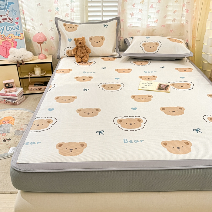 91家纺网 家纺一手货源 找家纺 2025新款小清新数码印花床笠款冰藤席 床笠咕噜小熊