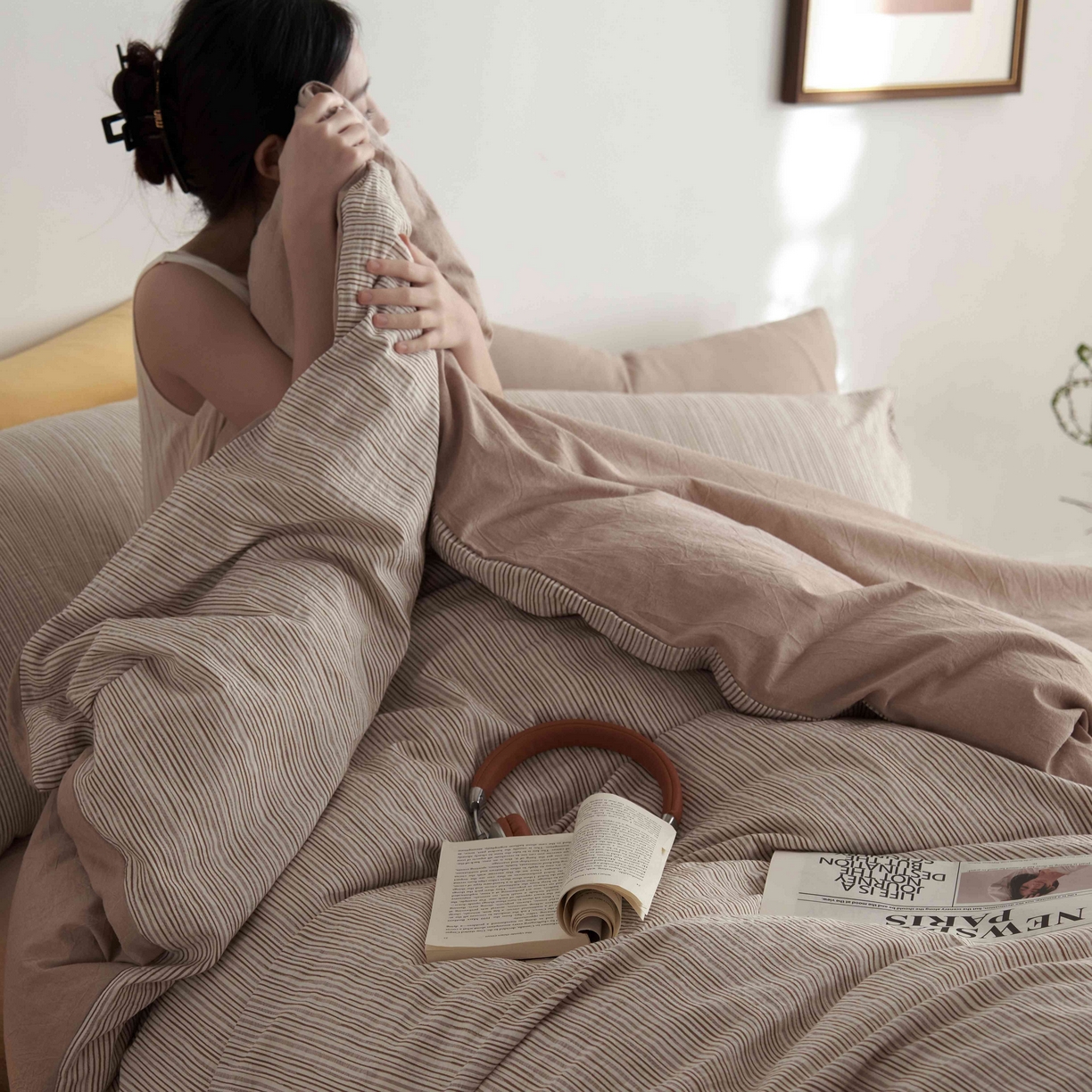 91家纺网 家纺一手货源 找家纺 安莱生活 2025新款60s色织大提花秘境条纹四件套系列 卡其混条