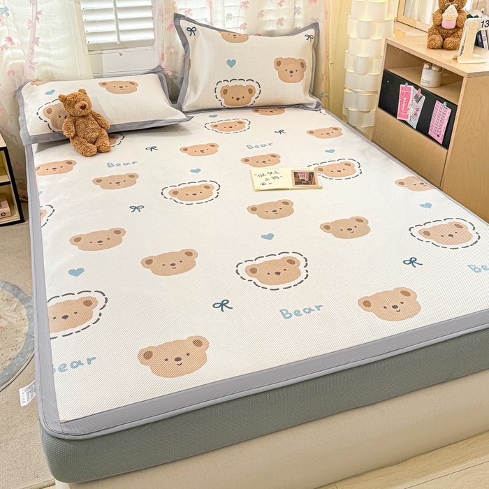 91家纺网 家纺一手货源 找家纺 2025新款小清新数码印花床笠款冰藤席 床笠咕噜小熊