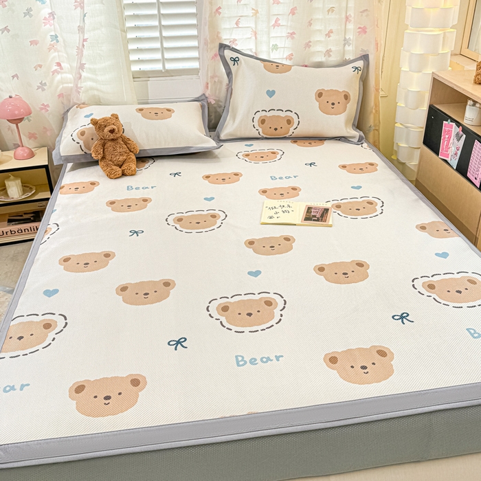 91家纺网 家纺一手货源 找家纺 2025新款小清新数码印花床笠款冰藤席 床笠咕噜小熊