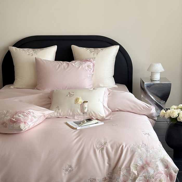 91家纺网 家纺一手货源 找家纺 鹿班家居 2025春夏款100S长绒棉精密刺绣-甜郁季风【标准会员-20元】 甜郁季风-粉色