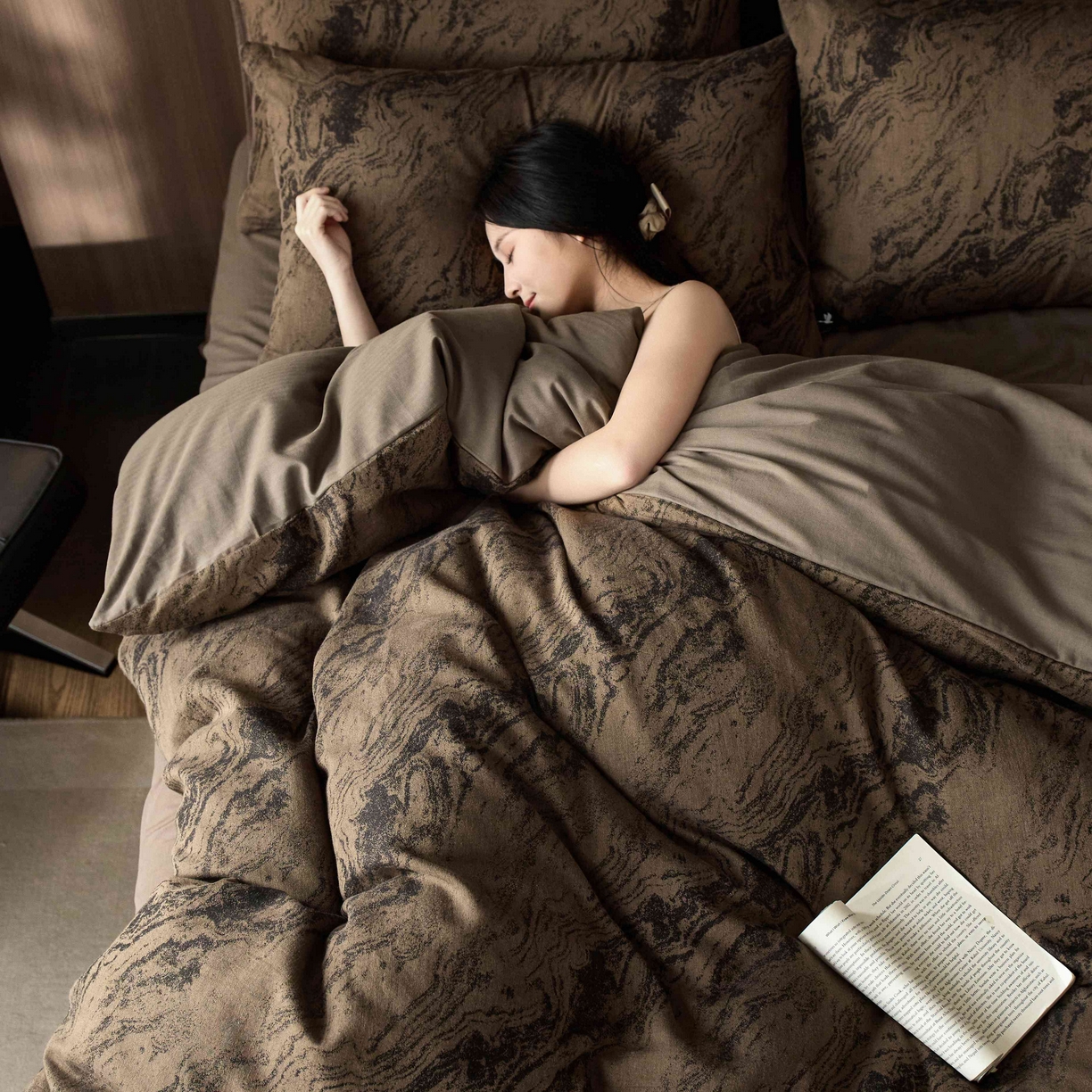 91家纺网 家纺一手货源 找家纺 安莱生活 2025年全棉色织人字纹提花三系列四件套 镜花园-咖