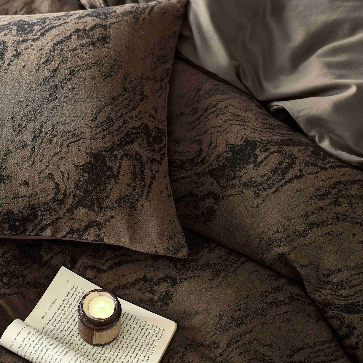 91家纺网 家纺一手货源 找家纺 安莱生活 2025年全棉色织人字纹提花三系列四件套 镜花园-咖