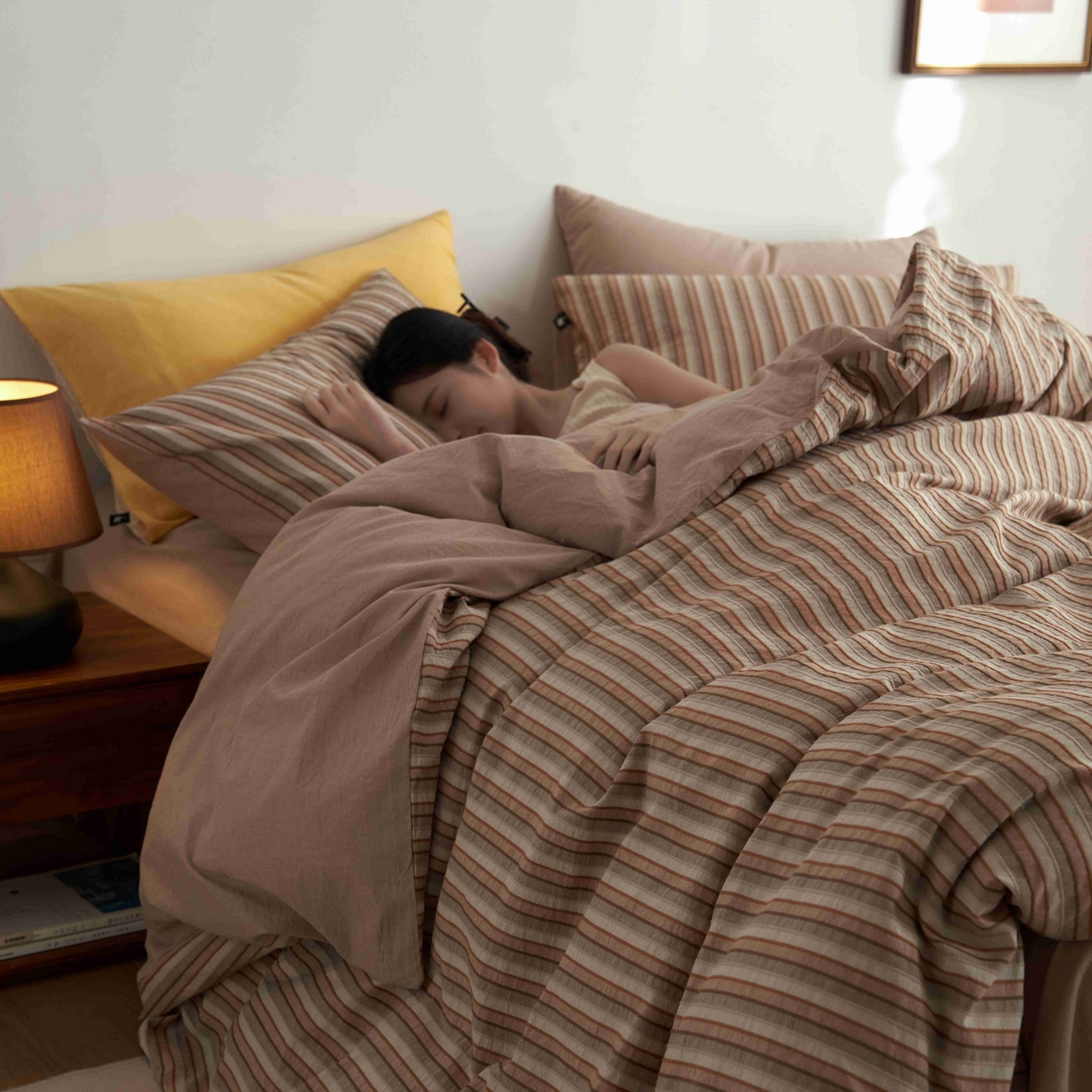 91家纺网 家纺一手货源 找家纺 安莱生活 2025新款60s色织大提花秘境条纹四件套系列 卡其宽条