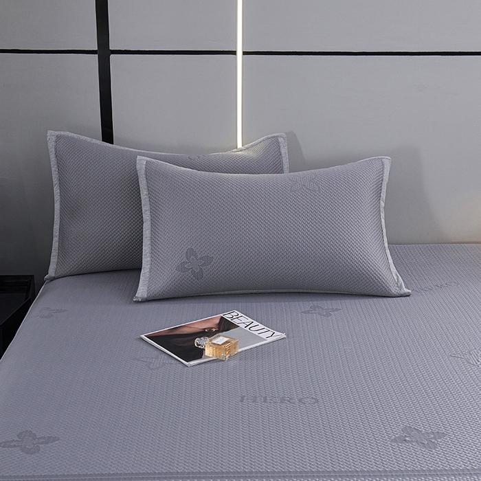 91家纺网 家纺一手货源 找家纺 青雅席业 2025年新款7A抗菌母婴级纯乙纶PE刺绣凉感丝豆豆席床笠款 四叶花-灰