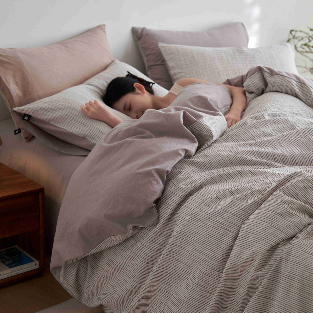 91家纺网 家纺一手货源 找家纺 安莱生活 2025新款60s色织大提花秘境条纹四件套系列 银灰混条