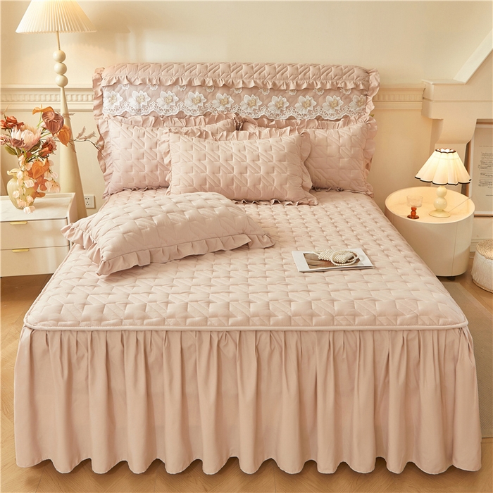 91家纺网 家纺一手货源 找家纺 十个点家纺 2025新款千鸟格磨毛绗缝夹棉纯色花边床裙三件套 经典浅驼