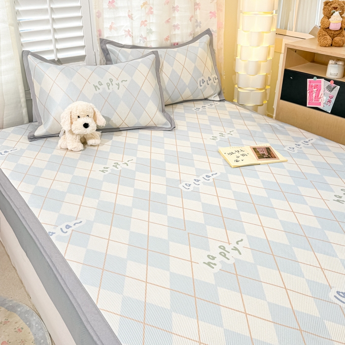 91家纺网 家纺一手货源 找家纺 2025新款小清新数码印花床笠款冰藤席 床笠方阔天气