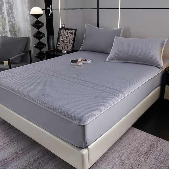 91家纺网 家纺一手货源 找家纺 青雅席业 2025年新款7A抗菌母婴级纯乙纶PE刺绣凉感丝豆豆席床笠款 四叶花-灰