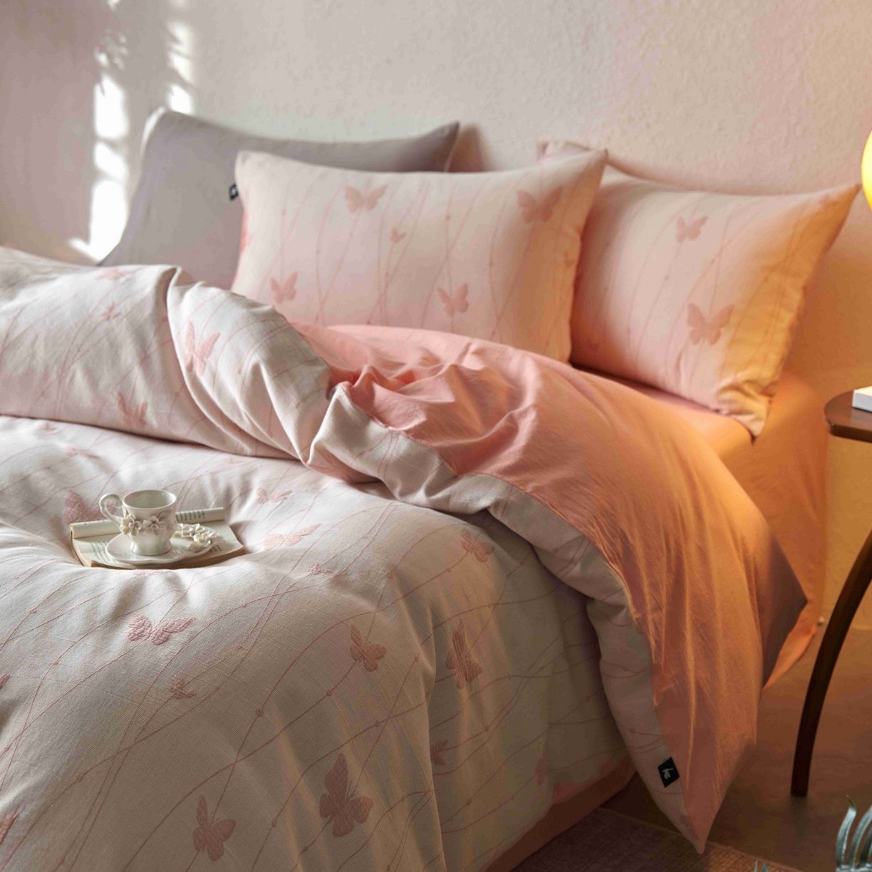 91家纺网 家纺一手货源 找家纺 安莱生活 2025新款60s双层纱色织大提花蝶舞翩翩四件套系列 蝶舞翩翩-嫩粉