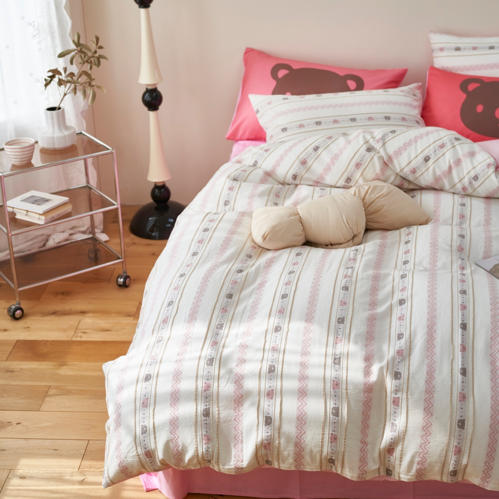 91家纺网 家纺一手货源 找家纺 金丝鸟家纺 2025新款专版全棉三层纱提花四件套波纹小熊系列 波纹小熊粉