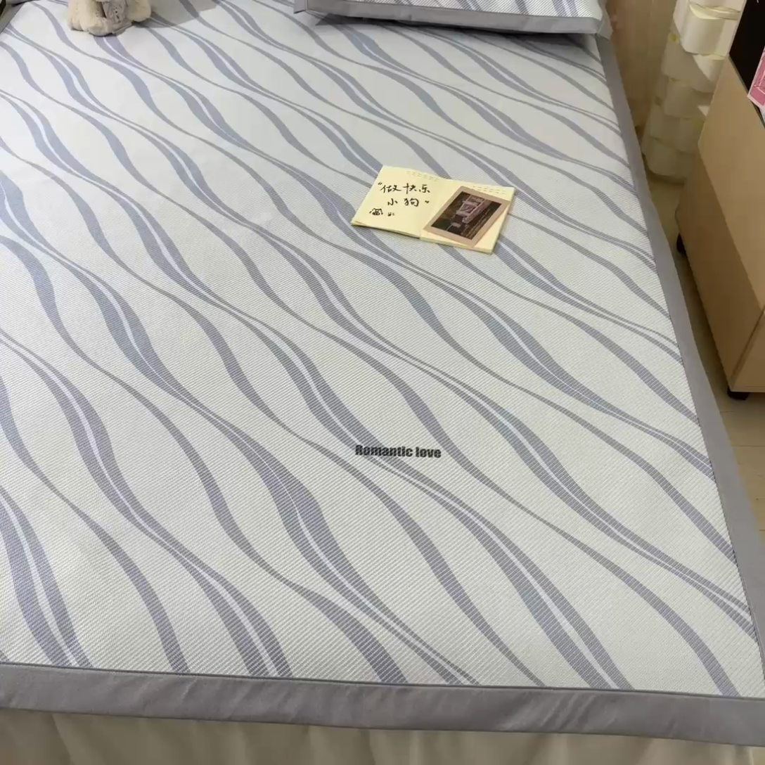 91家纺网 家纺一手货源 找家纺 川悦生活 2025新款数码印花冰藤席 青水集沐