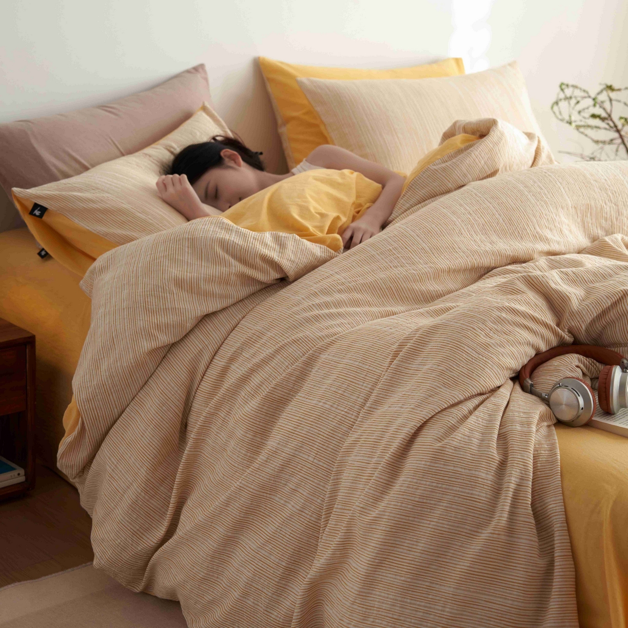 91家纺网 家纺一手货源 找家纺 安莱生活 2025新款60s色织大提花秘境条纹四件套系列 驼黄混条