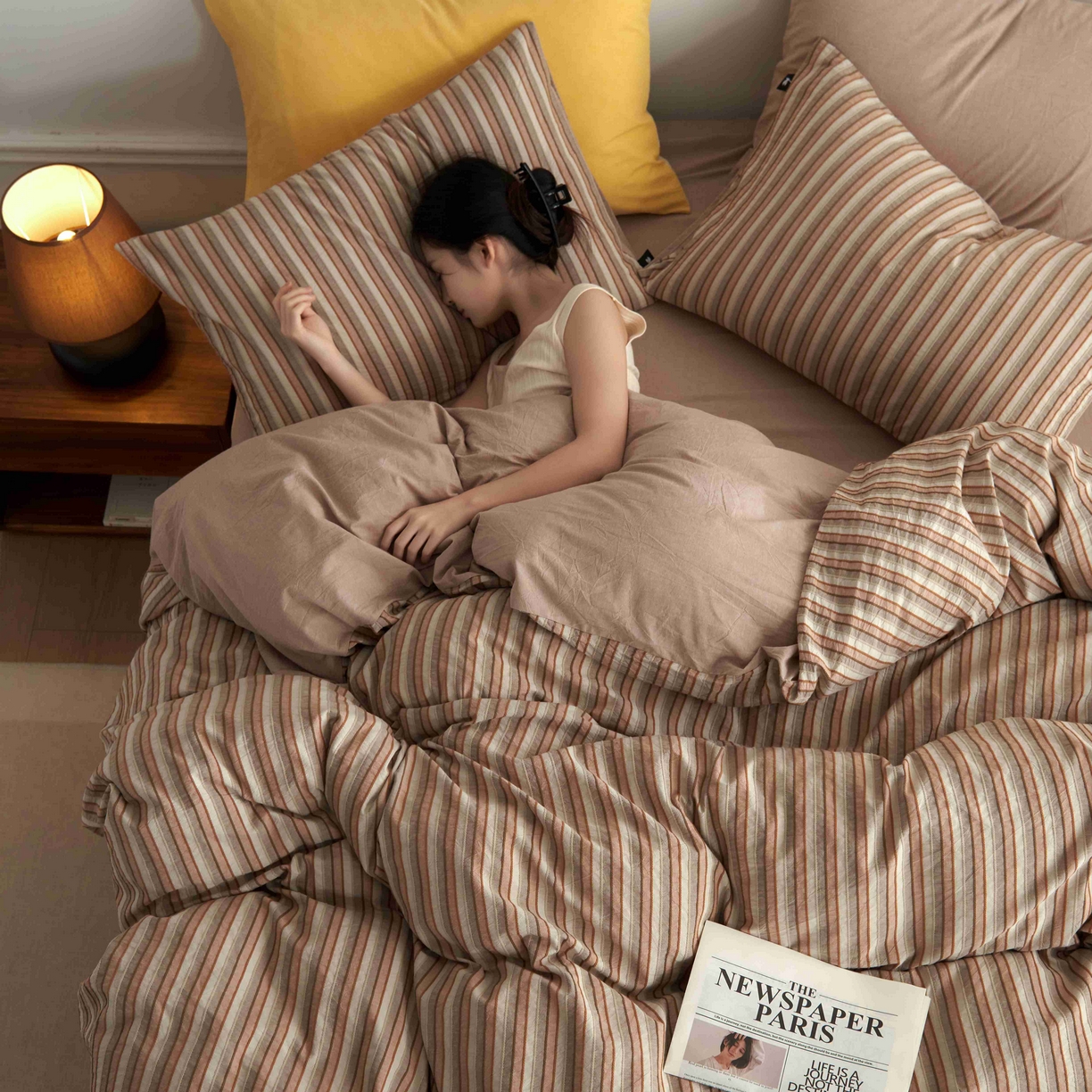 91家纺网 家纺一手货源 找家纺 安莱生活 2025新款60s色织大提花秘境条纹四件套系列 卡其宽条