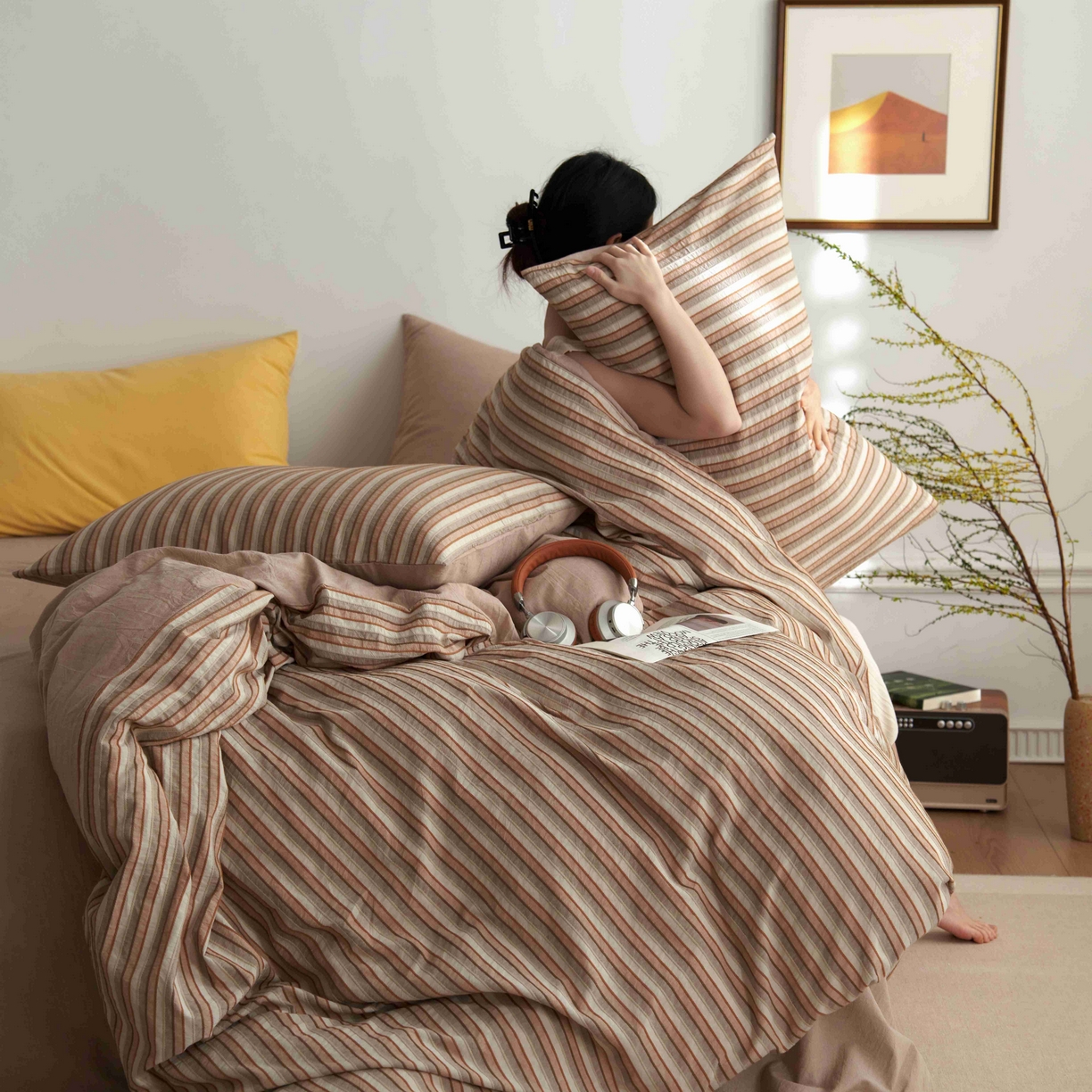 91家纺网 家纺一手货源 找家纺 安莱生活 2025新款60s色织大提花秘境条纹四件套系列 卡其宽条