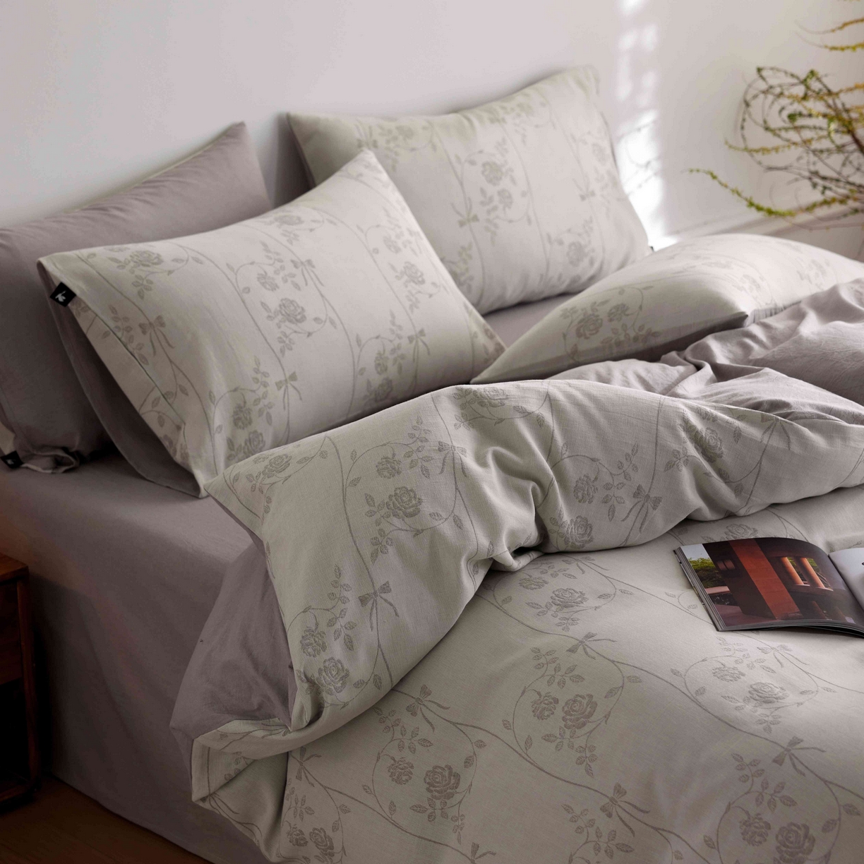 91家纺网 家纺一手货源 找家纺 安莱生活 2025新款60s双层纱色织大提花枝上玫瑰四件套系列 枝上玫瑰-银灰